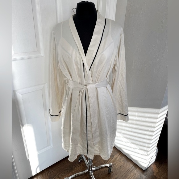 NWT ivory  Fredericks of Hollywood “Bride to be” robe with black piping - Picture 1 of 3